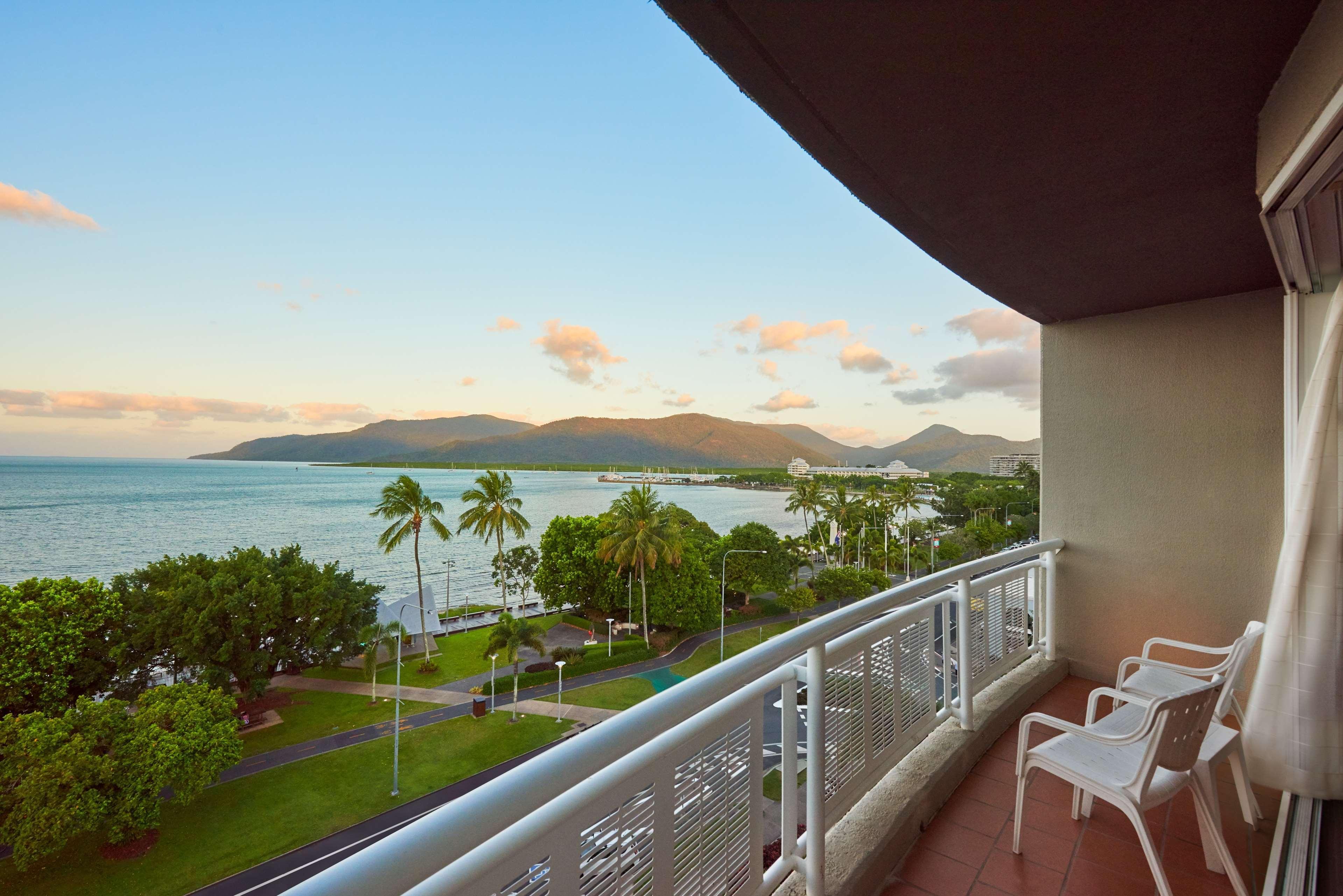 Hotel Doubletree By Hilton Cairns Extérieur photo