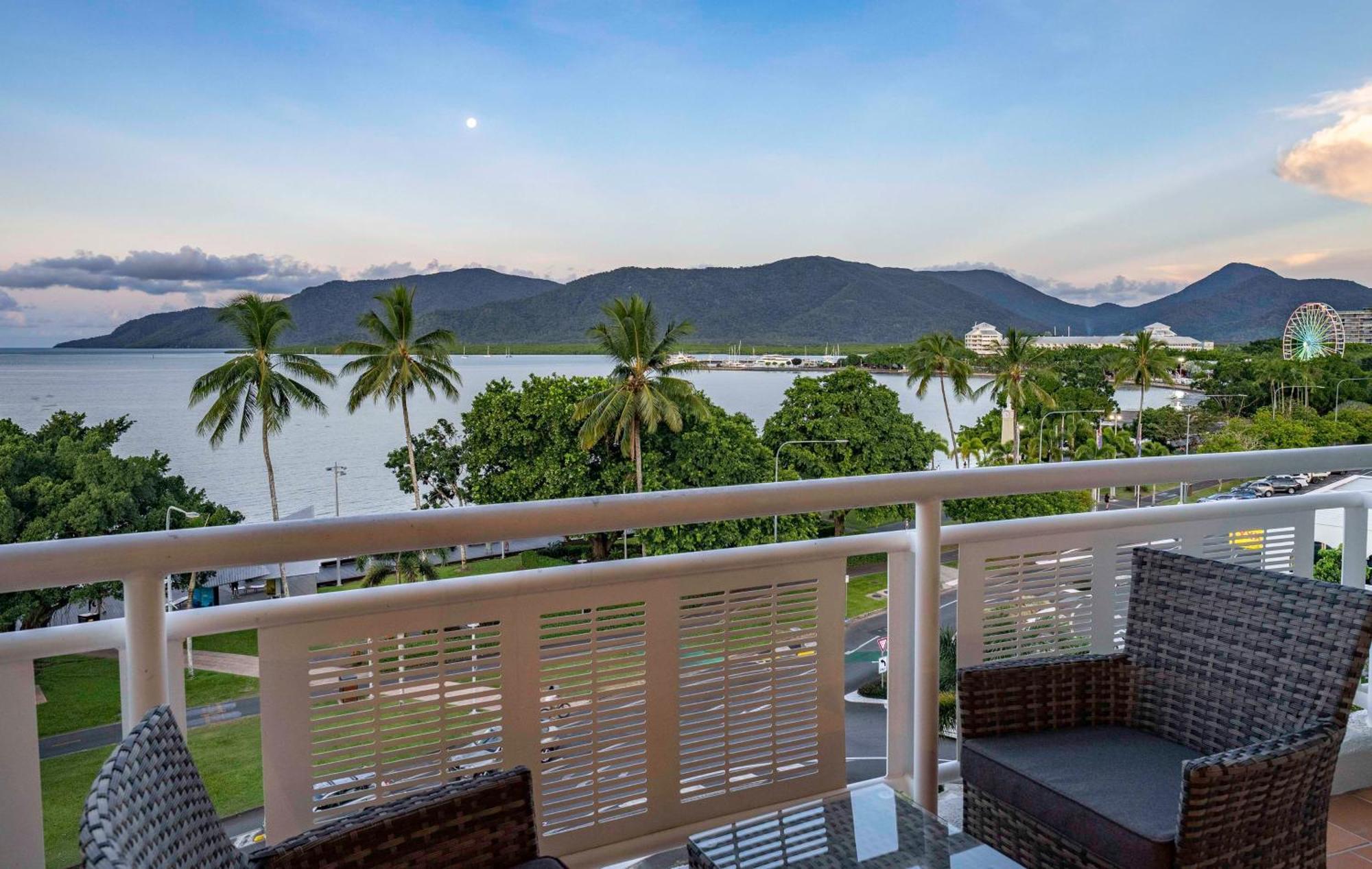 Hotel Doubletree By Hilton Cairns Extérieur photo