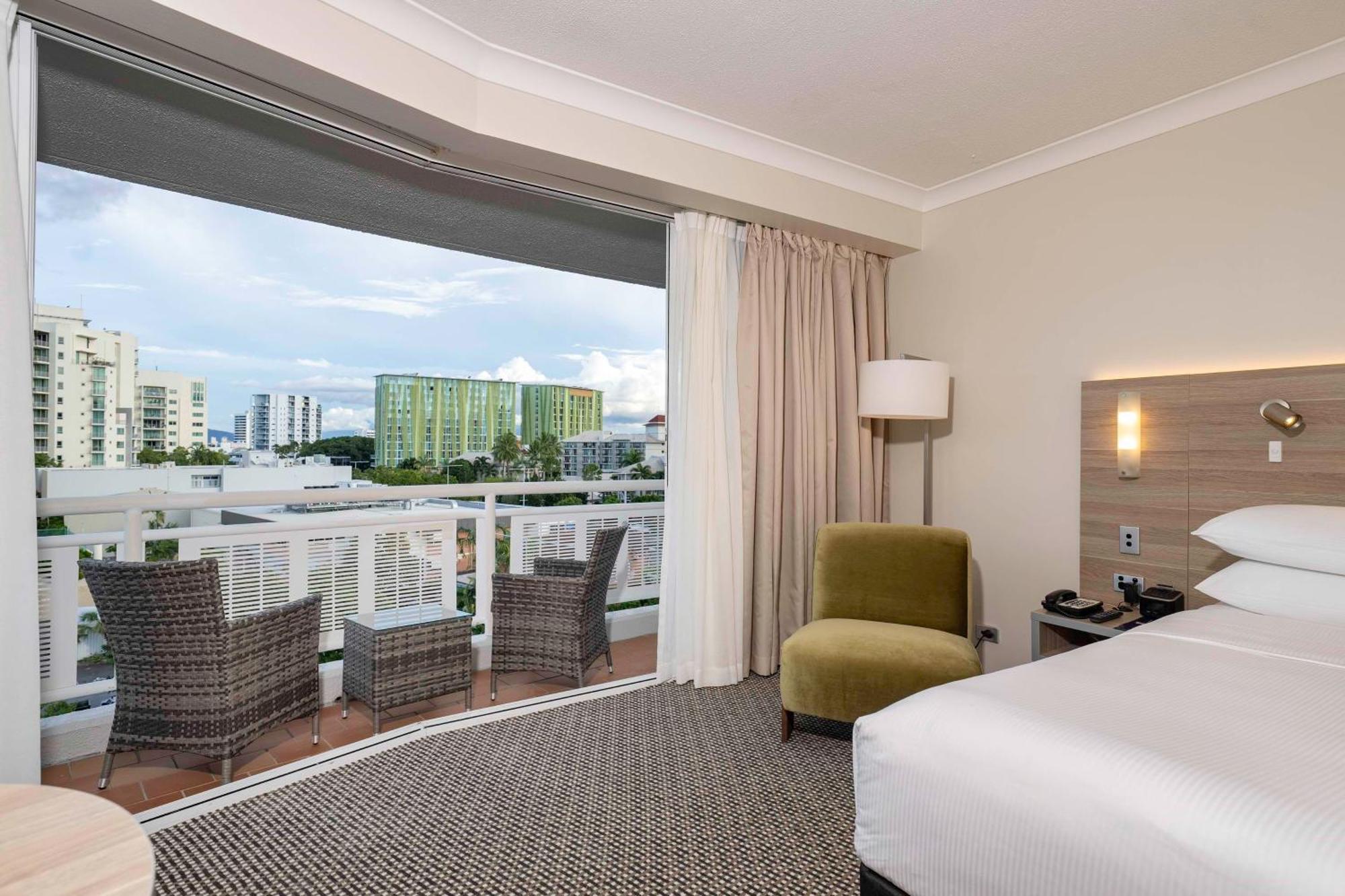 Hotel Doubletree By Hilton Cairns Extérieur photo