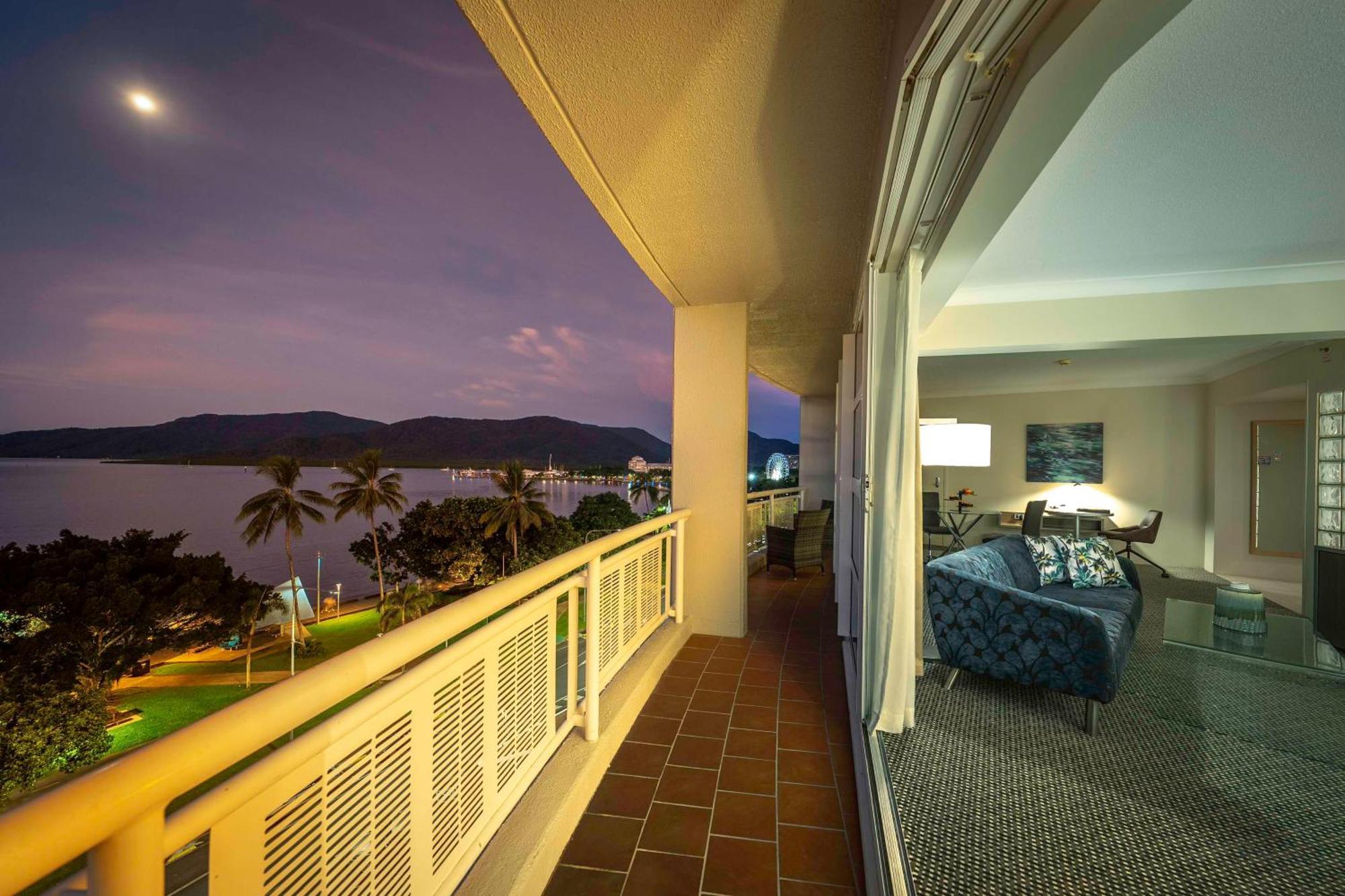 Hotel Doubletree By Hilton Cairns Extérieur photo