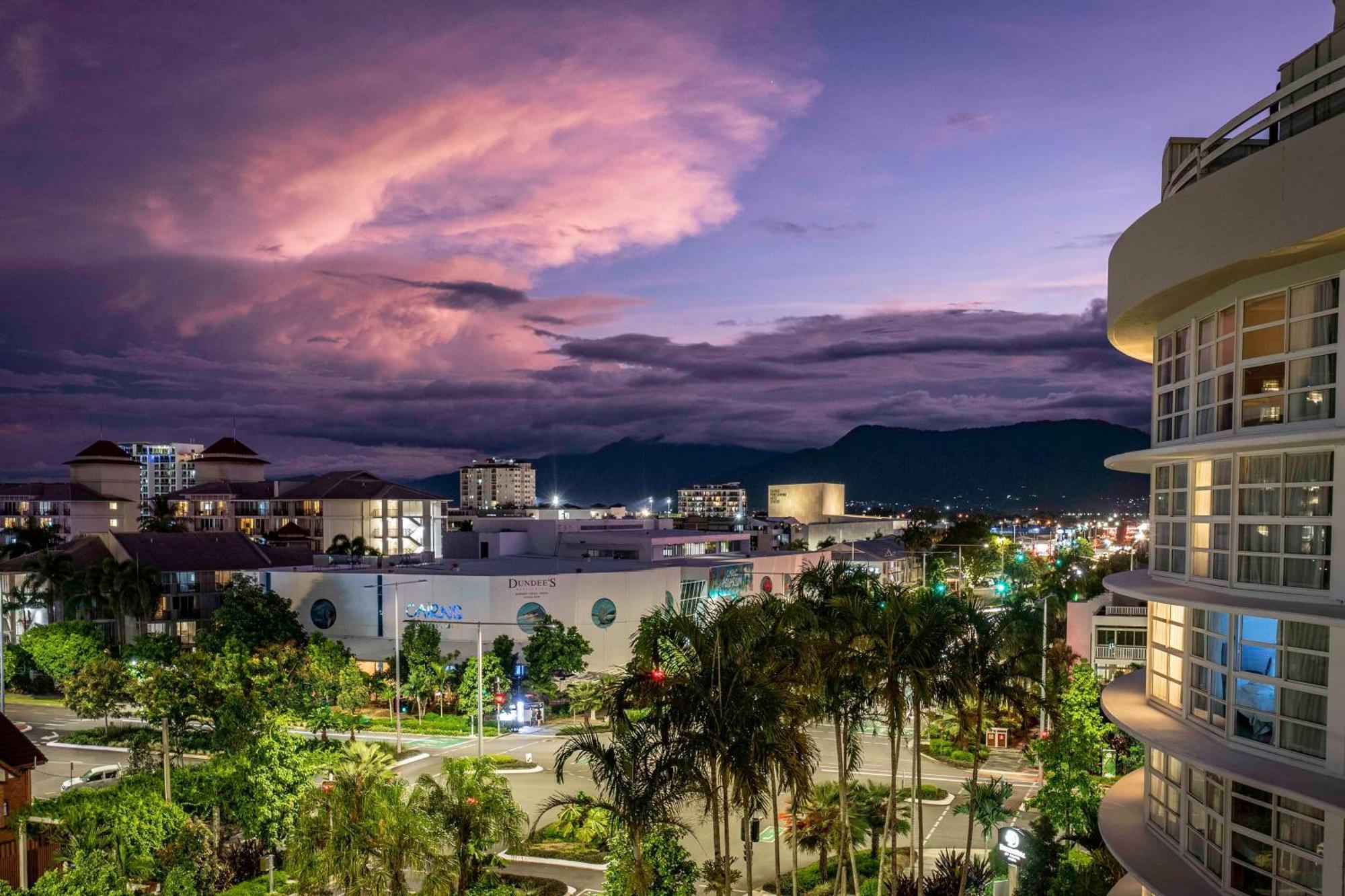 Hotel Doubletree By Hilton Cairns Extérieur photo