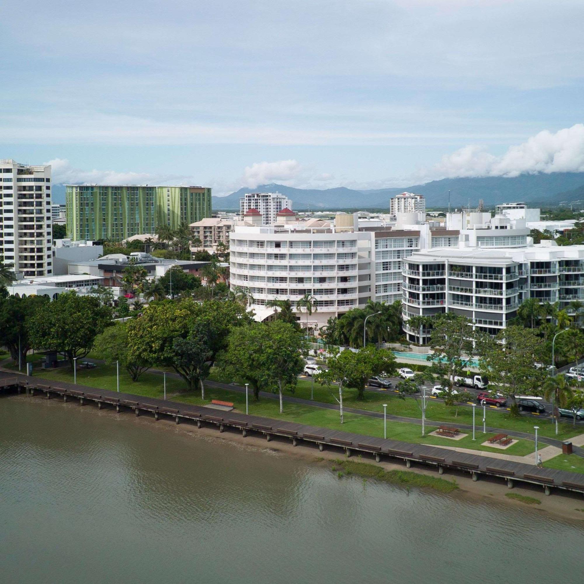 Hotel Doubletree By Hilton Cairns Extérieur photo